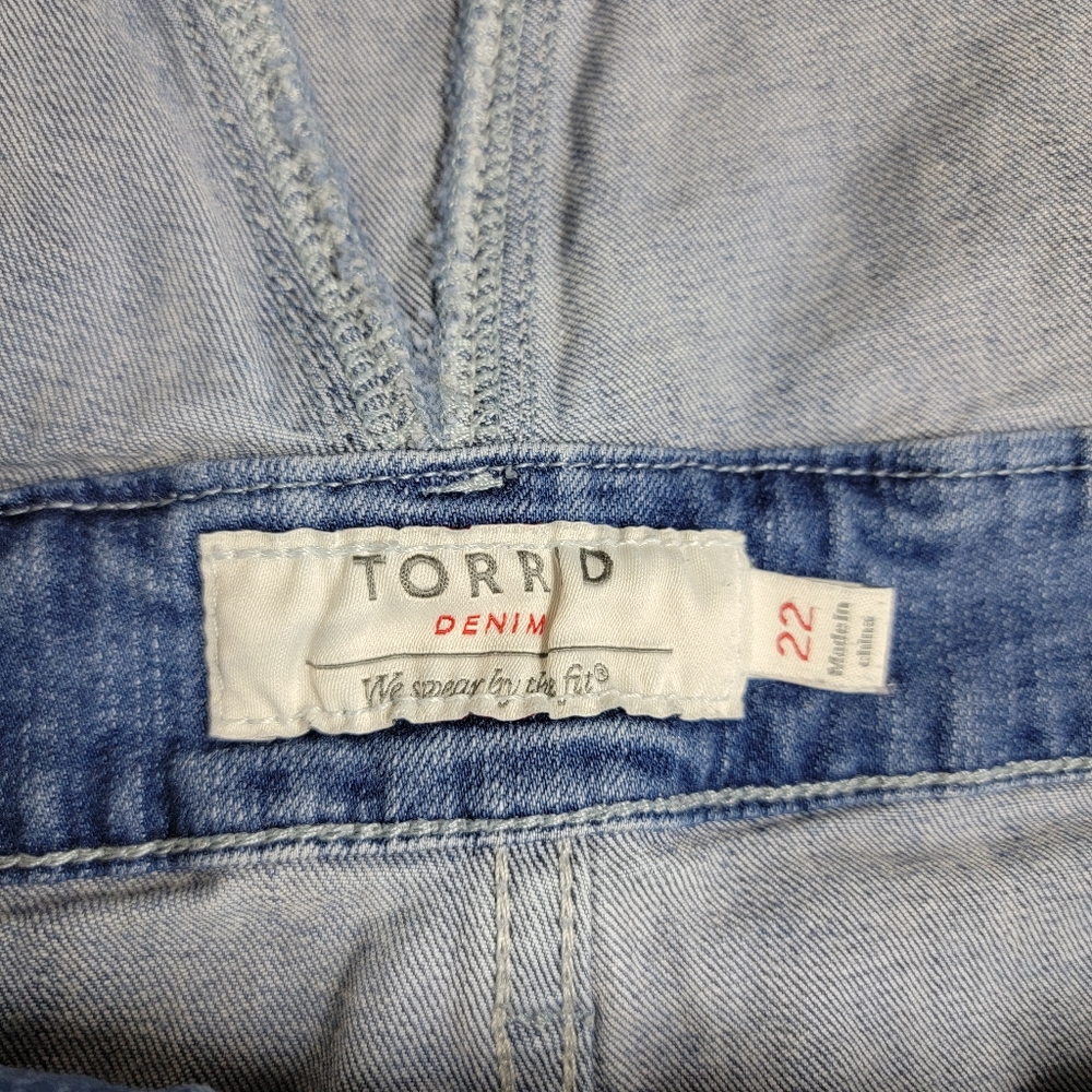 Torrid Shortall Vintage Stretch Light Wash Sz 22 Distressed Cuffed Denim Jumper - Picture 6 of 14